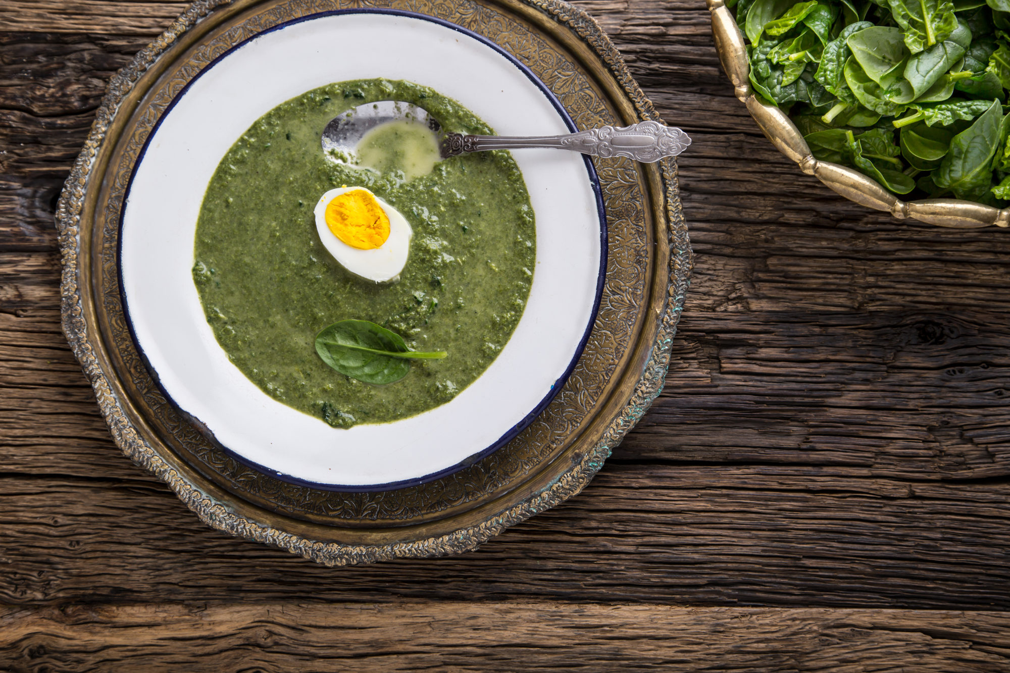 spinatsuppe med egg i skål